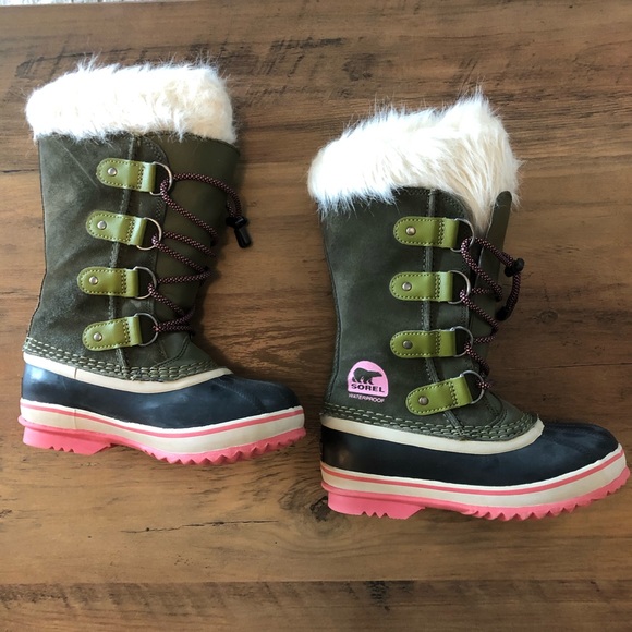 SOLD—-Kid’s Sorel Boots - Picture 4 of 8